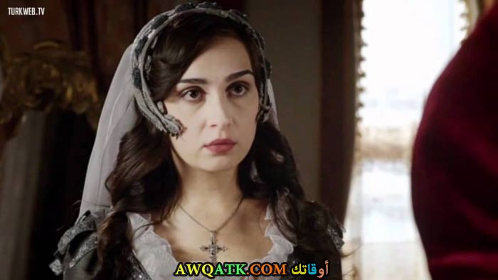 صورة الفنانة التركية هاندي كابتان داخل عمل