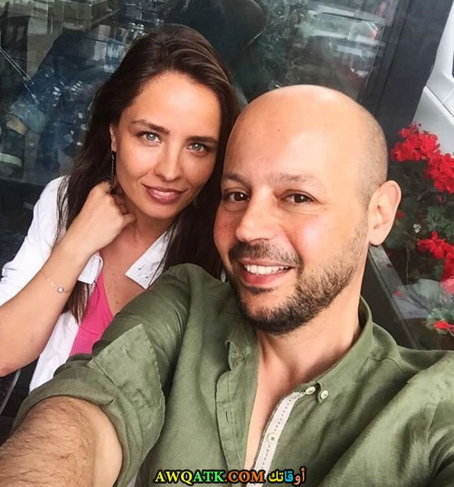 صورة الفنانة التركية هيلال يوسين وزوجها