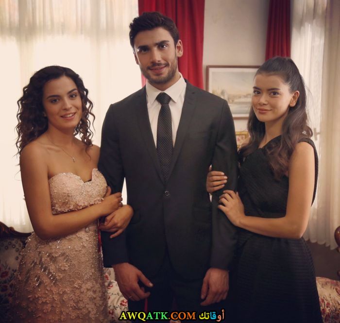 صورة الفنان التركي يلماز كونت داخل عمل