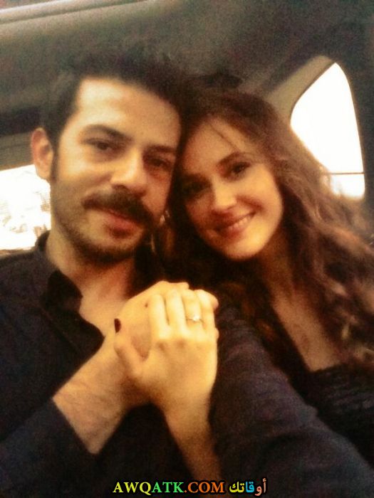 صورة عائلية للفنان التركي أحمد تانسو تاشانلار مع حبيبته