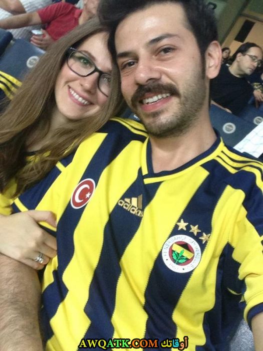 صورة الفنان التركي أحمد تانسو تاشانلار وحبيبته 