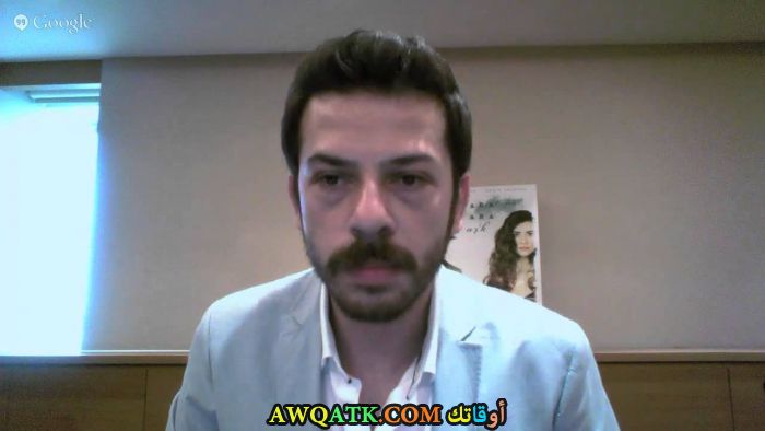 صورة الفنان التركي أحمد تانسو تاشانلار داخل عمل