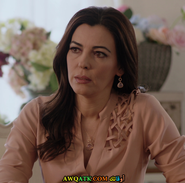 صورة الفنانة التركية أرزو جامزا داخل عمل