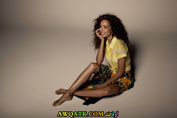 صورة للفنانة أزرا أكين