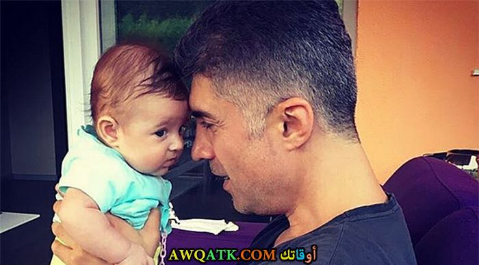 أحلى صورة للفنان الجميل أوزجان دينيز مع ابنه