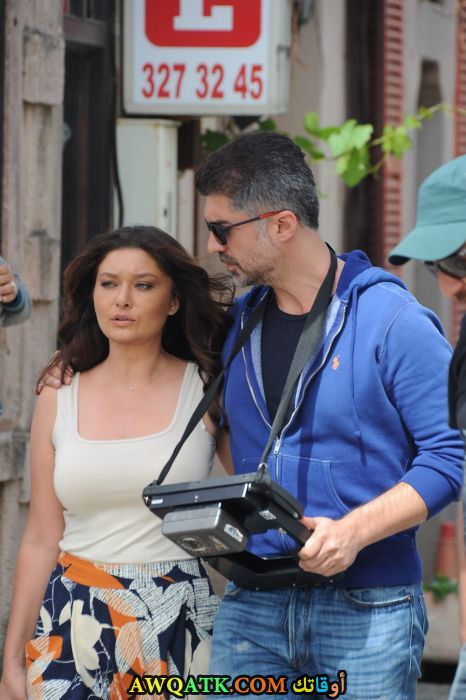 صورة عائلية للفنان التركي أوزجان دينيز مع حبيبته