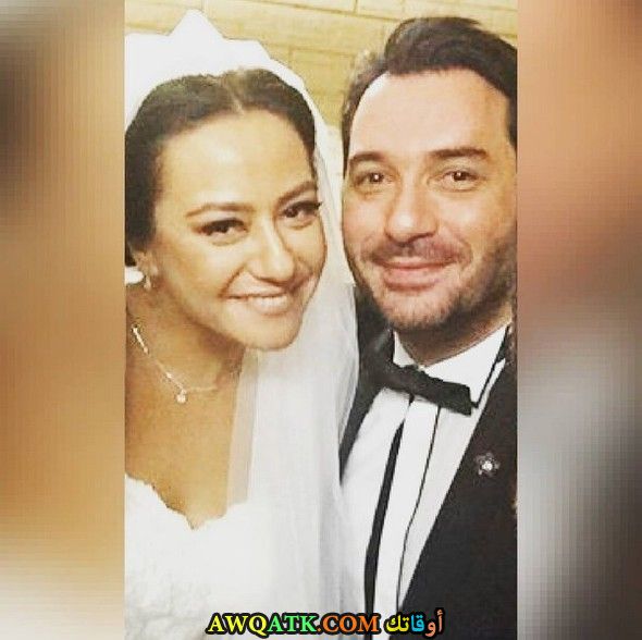 صورة عائلية للفنانة إيزجي سيرتل مع زوجها