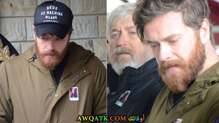 صورة للفنان انجين اوزتورك في عزاء والده