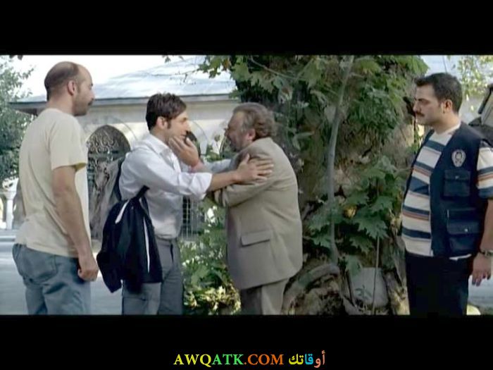 صورة الفنان التركي انيس ييلديز داخل عمل