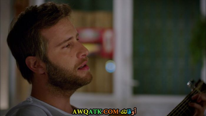 صورة الفنان التركي اوزجور تشفيك داخل عمل