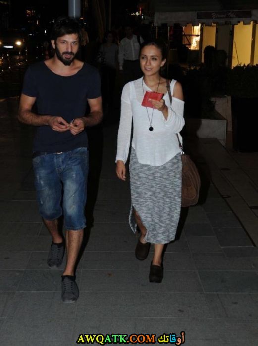 صورة الفنان التركي اوسهان شاكير وحبيبته