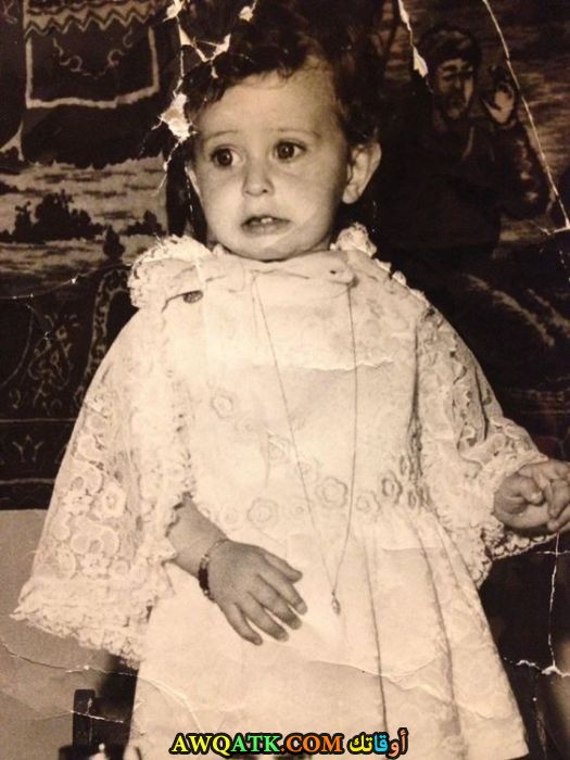 صورة الفنانة ايبيك تينولجاي وهي صغيرة