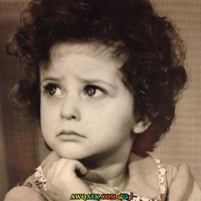 صورة الفنانة التركية ايبيك تينولجاي وهي طفلة صورة قديمة نادرة