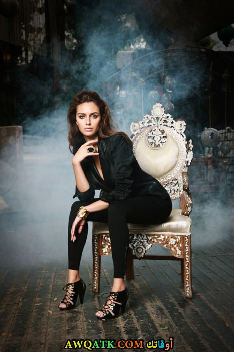 بوستر الفنانة التركية برجي أكلاي