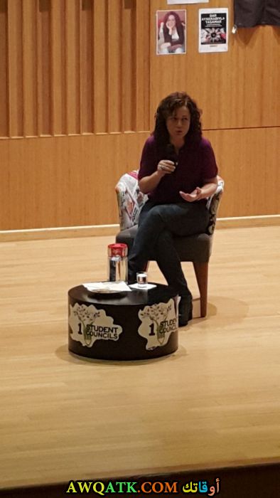 صورة الفنانة التركية بننو يلدرملار داخل عمل مسرحي