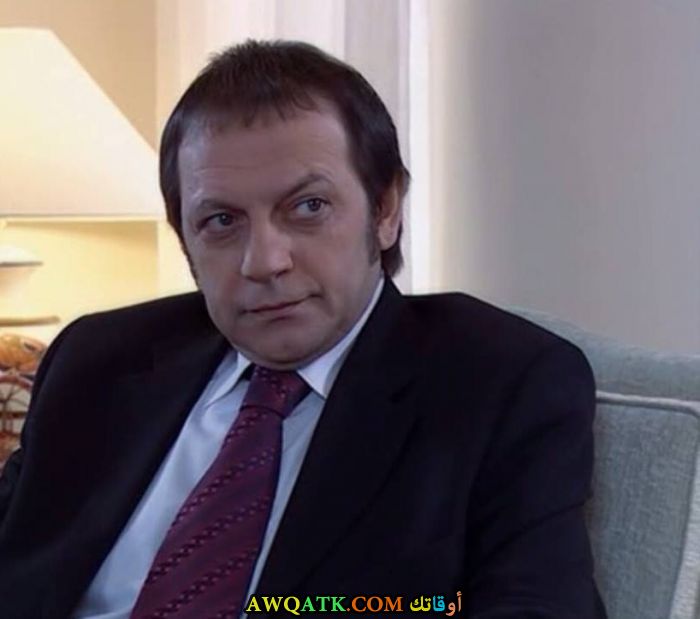 صورة الفنان التركي رجب اكتوغ داخل عمل