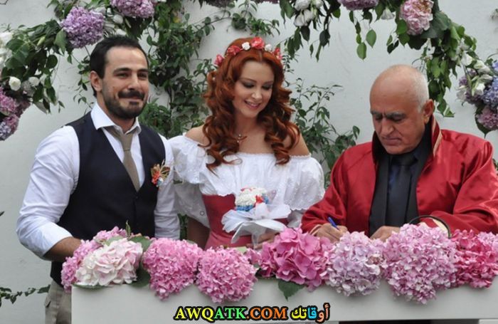 صورة الفنان التركي سيردال جينش وزوجته