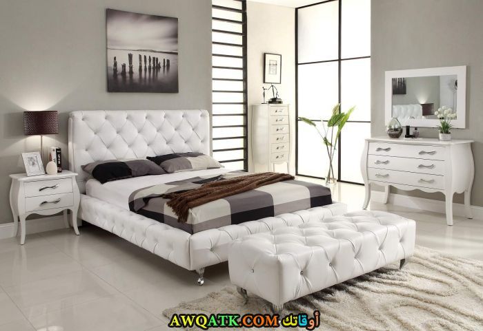 غرفة نوم بيضاء جميلة