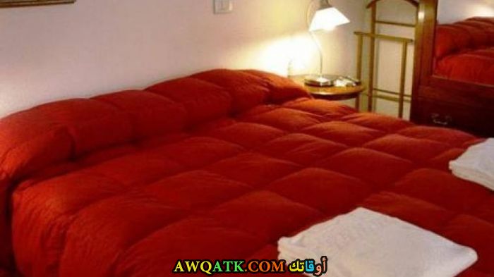 غرفة نوم باللون الأحمر روعة