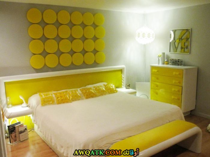 غرفة نوم صفراء جديدة وجميلة