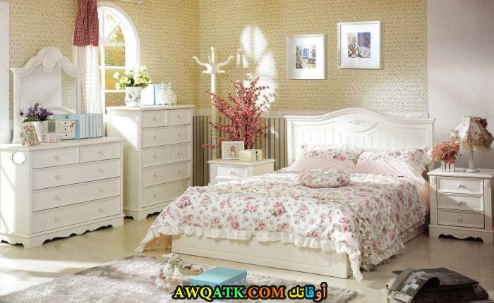 غرفة نوم باللون الأبيض جميلة جداً