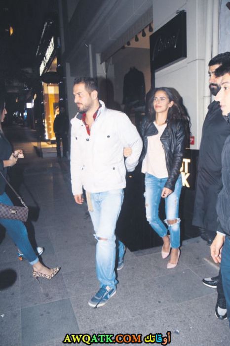 صورة عائلية للفنانة غمزي توبوز مع حبيبها