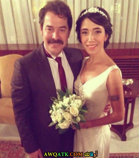 صورة الفنان التركي فكرت كوشكان وزوجته 