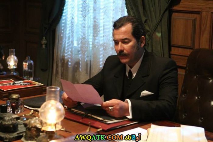 صورة الفنان التركي فكرت كوشكان داخل عمل