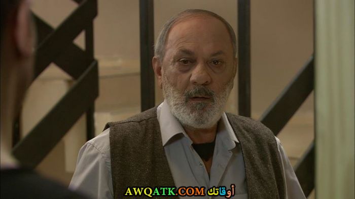 صورة الفنان التركي متين تشكمز داخل عمل