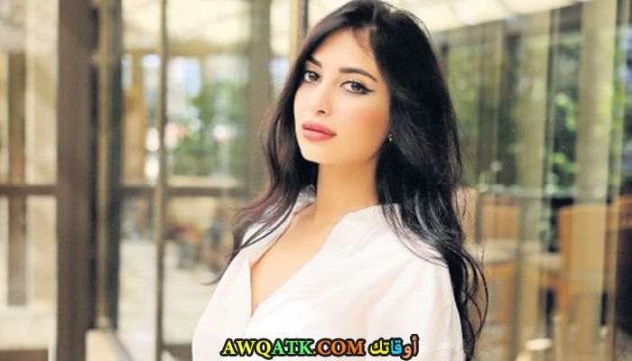 بوستر الفنانة التركية مليكة ابيك يالوفا