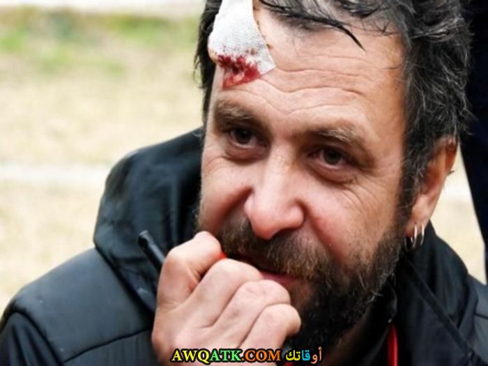 صورة الفنان التركي نجات إيشلر داخل عمل