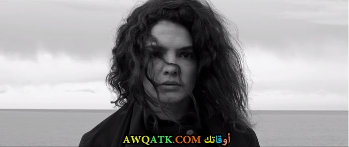 صورة الفنانة التركية هاري سوريل داخل عمل