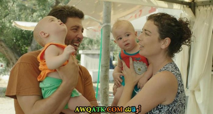 صورة الفنانة التركية ياسيم بوبر وأولادها 