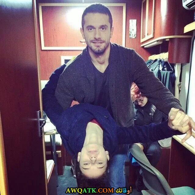 صورة عائلية للفنان التركي يغيت كيرازجي مع حبيبته