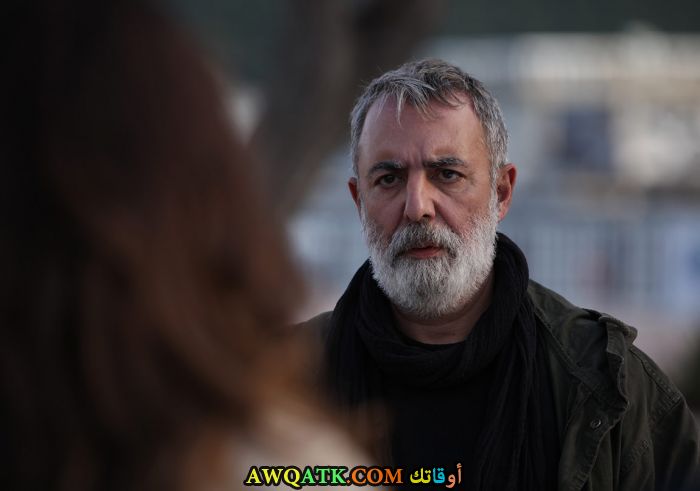 صورة الفنان التركي ﺃﻭﺭﻫﺎﻥ ﺍﻟﻜﺎﻳﺎ داخل عمل