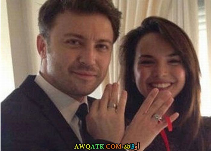 صورة الفنان التركي ﺗﻮﻟﻐﺎ ﺟﻮﻟﻴﺘﺶ وزوجته 