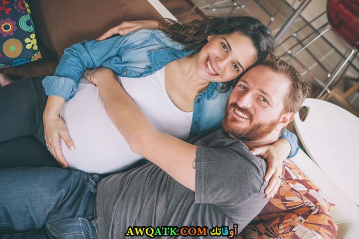 صورة عائلية للفنانة ﺩﻳﻼ ﺍﻛﺒﺎﺵ مع زوجها