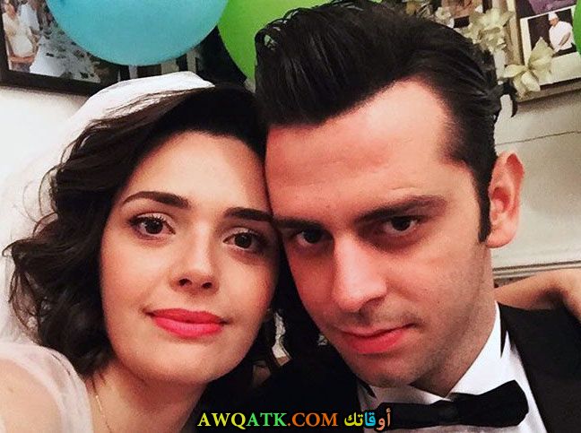 صورة الفنانة التركية ﺩﻳﻼ ﺍﻛﺒﺎﺵ وزوجها 
