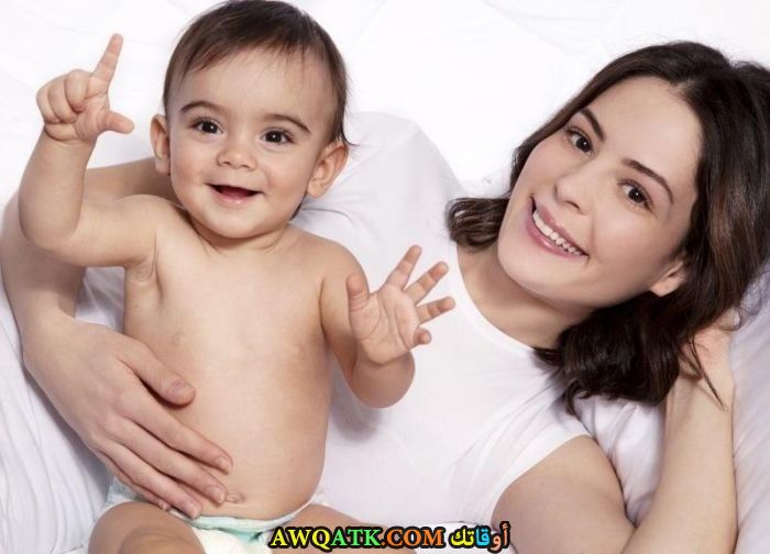 صورة الفنانة التركية ﻳﻠﺪﻳﺰ ﺷﺎﻏﺮﻱ ﺍﺗﻴﻜﺴﻮﻱ مع ابنها