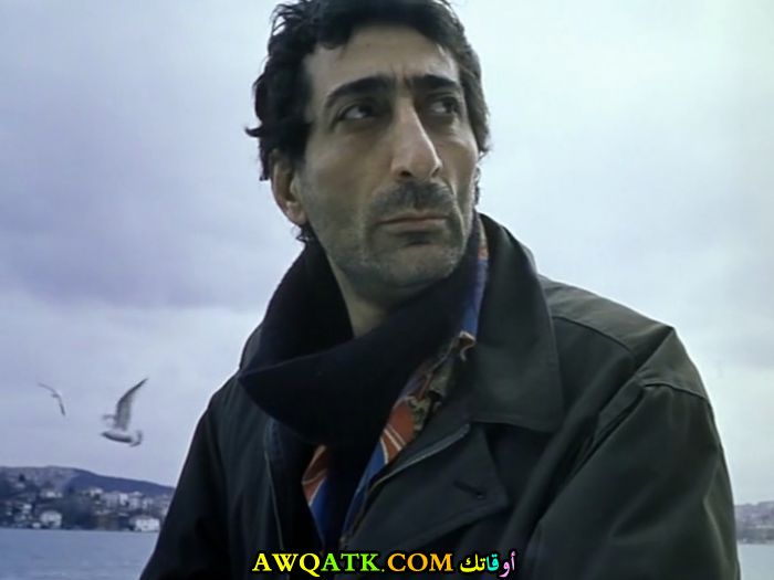 صورة الفنان التركي أحمد أوغورلو داخل عمل