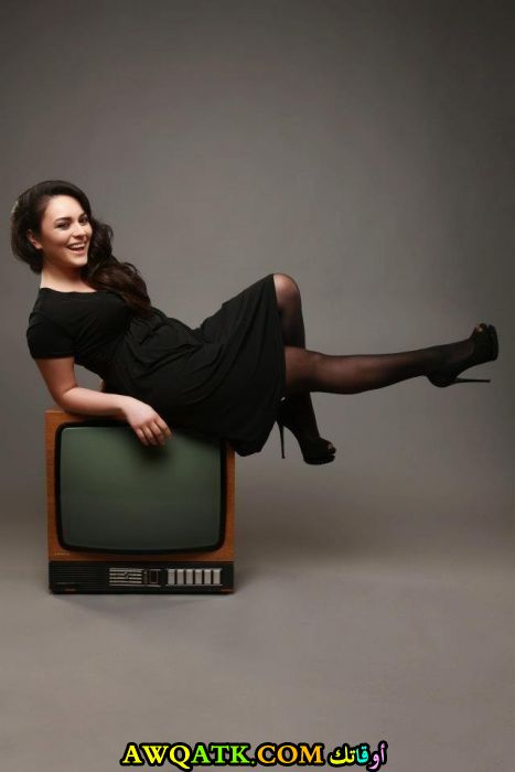 صورة للفنانة إيزجي مولا