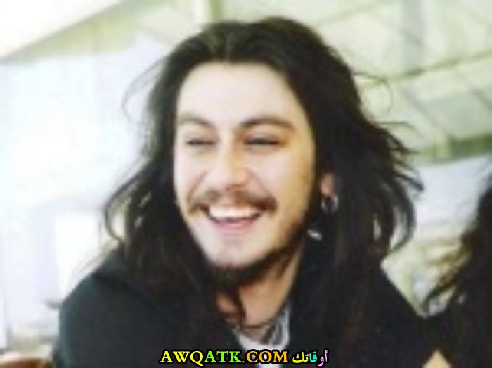 صورة الفنان التركي باريش أكارسو داخل عمل