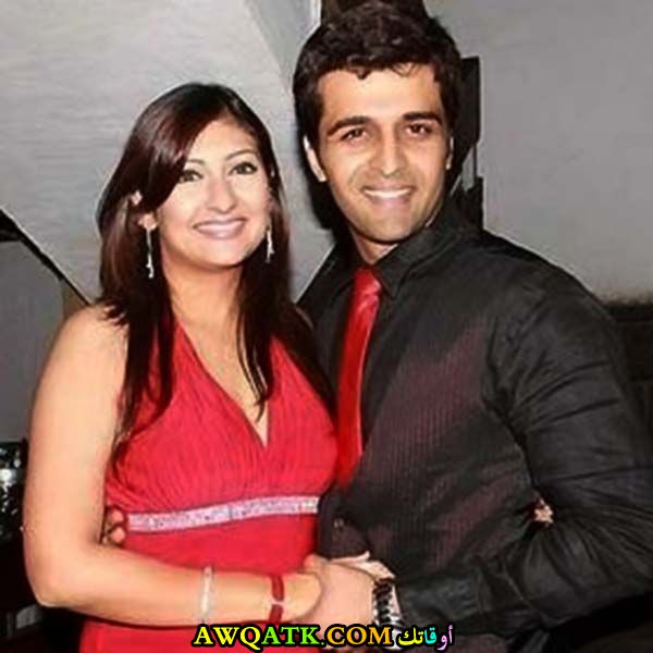 صورة عائلية للفنانة جوهي بارمار شروف مع زوجها