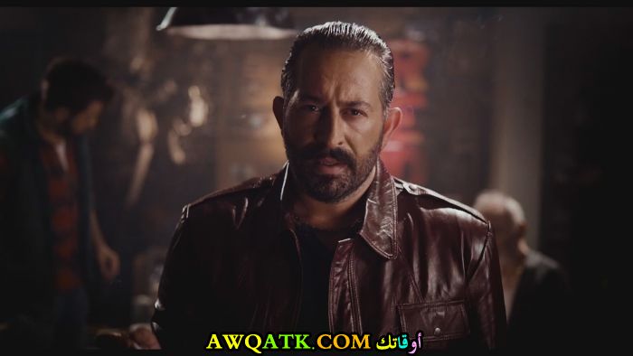 صورة الفنان التركي جيم يلماز داخل عمل