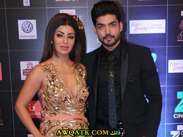 صورة عائلية للفنانة ديبينا بونيرجي شودهاري مع زوجها