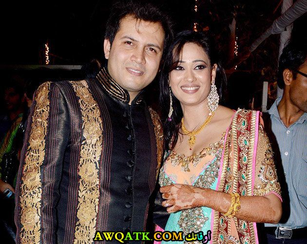 صورة عائلية للفنانة شويتا تيواري مع زوجها