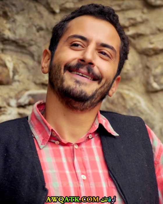 صورة الفنان التركي علي باركين داخل عمل