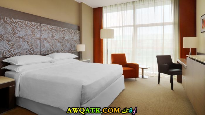 غرفة نوم رمادية جميلة وجديدة