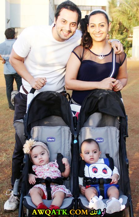 أحلى صورة للفنانة الجميلة اشيتا دهاوان جولاباني وزوجها وأولادها التوأم