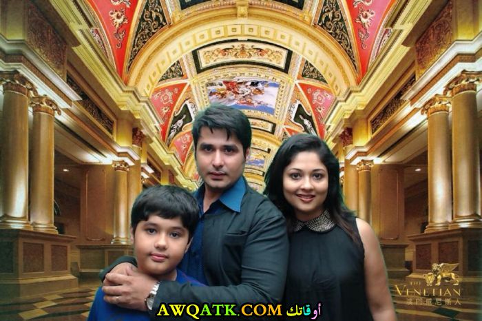 صورة عائلية للفنان بانكيت ثاكر مع زوجته و أبنه